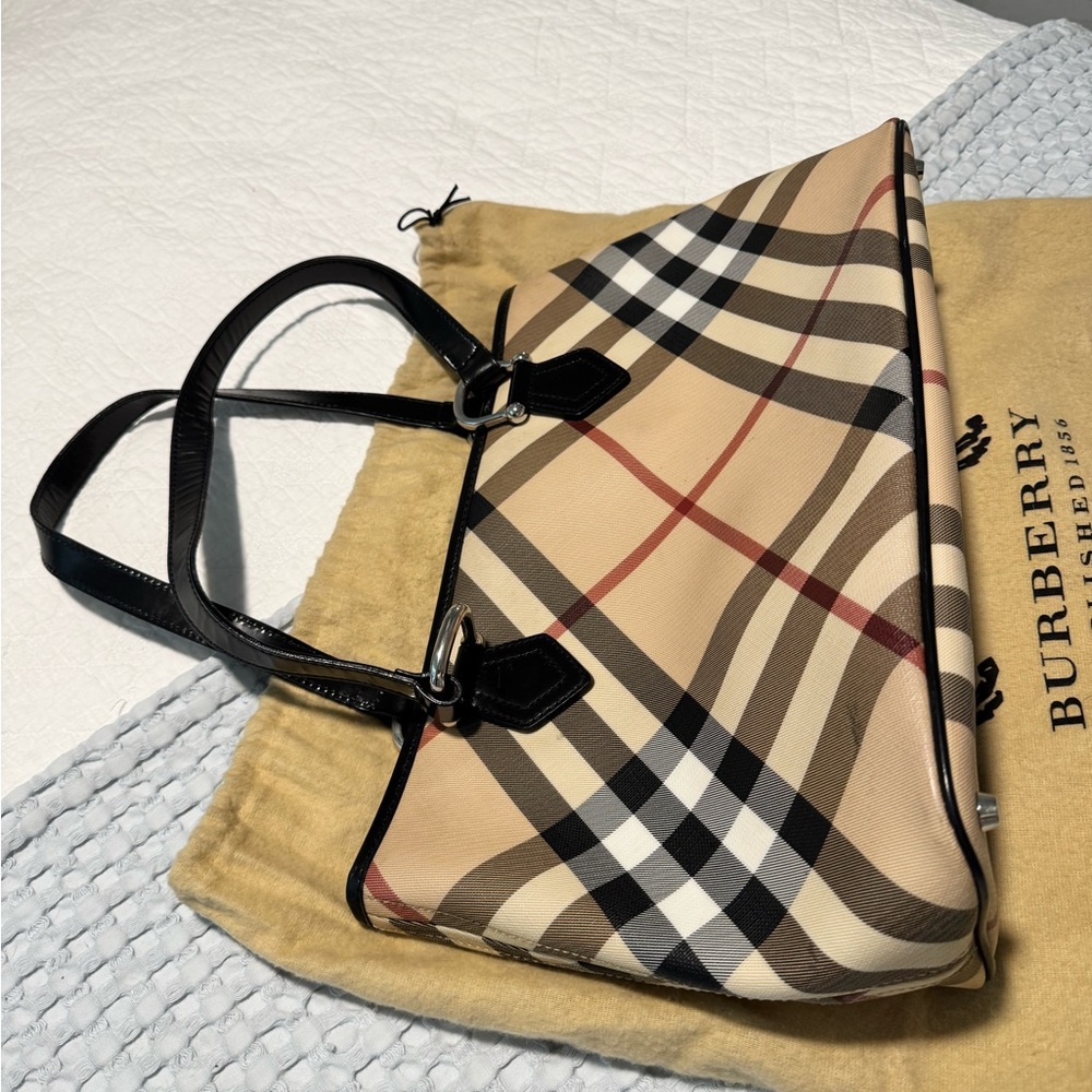 Burberry Cream and Black Shoulder Bag with Elegant Design - Picture 2 of 6